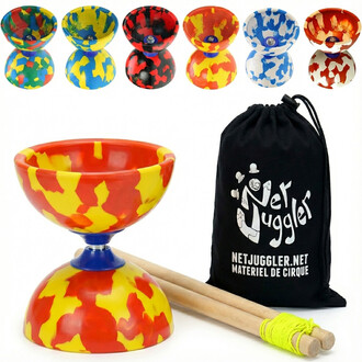 Culbute Jester Fixe en rouge, jaune et bleu avec baguettes en bois et un sac de transport noir marqué Netjuggler sur le côté. Plusieurs autres modèles de culbutes colorées en arrière-plan.