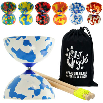 Diabolo Jester fixe avec design bleu et blanc, accompagné de baguettes en bois et d'un sac de transport noir avec le logo Netjuggler. En arrière-plan, plusieurs diabolo de différentes couleurs : vert, jaune, rouge, noir, bleu et rouge à motifs.