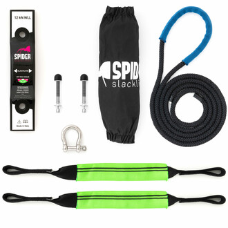 Kit Indoor Slackline de Spider Slacklines comprenant une plaque d'ancrage noire de 12 kN WLL, deux boulons de fixation avec capuchons noirs, une housse de protection pour cliquet marquée Spider Slacklines, une corde de sécurité noire de 230 cm avec boucle