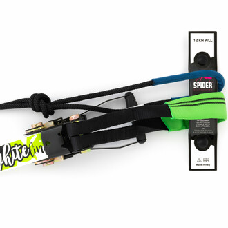 Kit Indoor Slackline de Spider Slacklines montrant une plaque d'ancrage noire fixée au mur avec une capacité de charge de 12 kN WLL, une sangle verte attachée à un cliquet noir et une sangle de slackline verte et blanche connectée au cliquet, ainsi qu'une