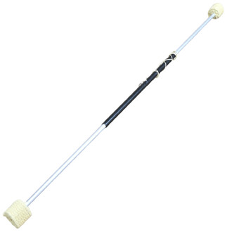 Levistick Feu – long bâton de jonglage en aluminium argenté avec poignée noire entourée de lanières et extrémités rembourrées beige clair.