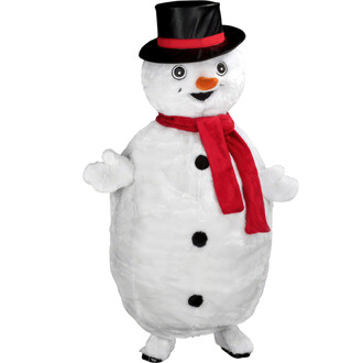 Bonhomme de neige en peluche, avec un chapeau noir, une écharpe rouge et des boutons noirs. Il a un sourire amical et se tient debout, les bras en l'air.