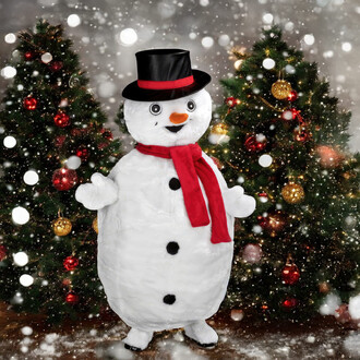 Bonhomme de neige en costume avec un chapeau noir, une écharpe rouge, et un nez orange. Il se tient devant des sapins décorés de boules de Noël dorées et rouges, sous une légère chute de neige.