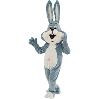 Costumé de mascotte représentant un lapin souriant, avec de grandes oreilles, un nez rose et une fourrure grise. La mascotte est en position debout, les bras légèrement levés et les mains ouvertes, exprimant une attitude joyeuse et amicale.