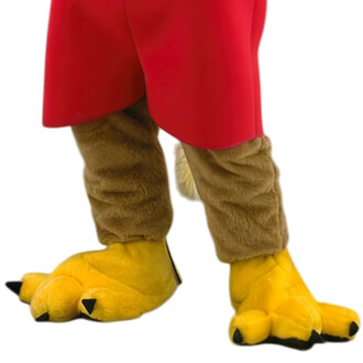 Détails des pattes d'une mascotte chat cartoon, avec des griffes jaunes et un corps vêtu d'un short rouge et d'un bas en peluche marron. Une queue blanche est visible à l'arrière.