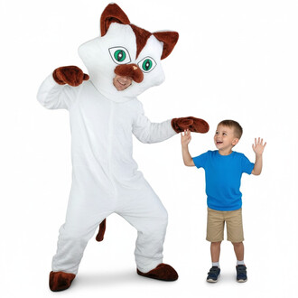 Mascotte de chat en costume blanc avec des oreilles brunes, prenant une pose amusante à côté d'un jeune enfant souriant, vêtu d'un t-shirt bleu, dans un fond blanc.