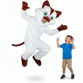 Costume de mascotte en forme de chat, personnage souriant avec un masque et des gants marron, en train de sauter joyeusement à côté d'un enfant qui rit et lève les bras en signe d'émerveillement. Fond blanc.