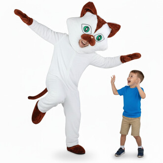 Mascotte de chat en costume blanc et marron, dansant joyeusement avec un enfant qui sourit et lève les bras, sur un fond blanc.