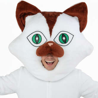 Mascotte de chat avec une grande tête en peluche blanche et marron, affichant des yeux verts. La mascotte a un visage souriant et porte un costume blanc.