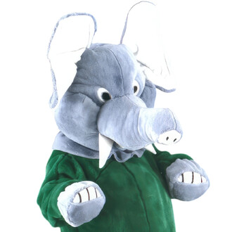 Mascotte représentant un éléphant portant une tenue de chef, avec une tête en peluche grise, des grandes oreilles blanches, des yeux expressifs et un costume vert. L'éléphant a une posture engageante, les bras légèrement tendus vers l'avant.