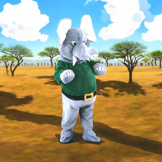 Mascotte en costume d'éléphant avec des grandes oreilles, portant un pull vert et un pantalon gris, se tenant debout dans un paysage savane avec des arbres et un ciel bleu clair.