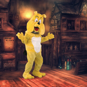 Mascotte de chien cartoon en costume jaune, se tenant debout avec les bras écartés, dans un décor de bâtiment en bois, avec des bouteilles à l'arrière-plan.