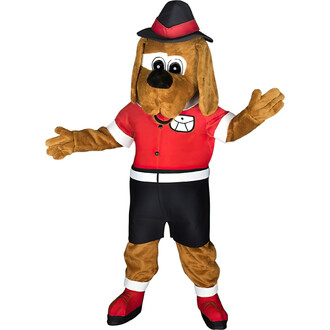 Costume de mascotte représentant Basile le Chien, avec un grand corps en peluche, portant une chemise rouge et un short noir, accompagnés de chaussures rouges. La mascotte arbore un chapeau noir avec une bande rouge et a une expression amicale. Les bras s