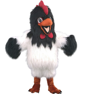 Mascotte représentant un coq, avec un corps en fourrure blanche et noire, un bec orange, des yeux expressifs et un crête rouge. Les bras sont grands et accueillants, et il porte des pattes orange.