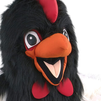 Masque de mascotte représentant un coq, avec une grande tête en peluche noire, un bec orange et des yeux expressifs. Le costume présente des détails comme une crête rouge, des taches rouges sur le cou, et une texture de fourrure pour un effet réaliste et 