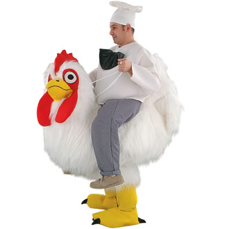 Un homme portant un costume de chef de cuisine est assis sur une mascotte en forme de poule. La poule est duveteuse avec un plumage blanc et présente une grande tête rouge et un bec jaune. L'homme porte un chapeau de chef blanc, un tablier noir et un pant