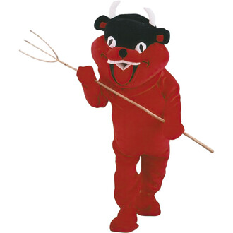 Mascotte Diable en costume rouge avec des cornes noires, tenant une fourche en bois, posant en marchant avec un sourire amusant.