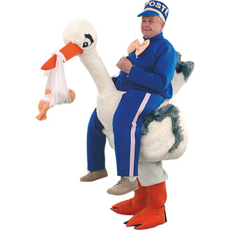 Un homme déguisé en facteur monte sur un costume de cigogne, portant une casquette bleue avec l'inscription POSTE. La cigogne tient un bébé en peluche dans un sac blanc accroché à son bec. L'homme porte un costume bleu avec des bandes blanches sur le pant