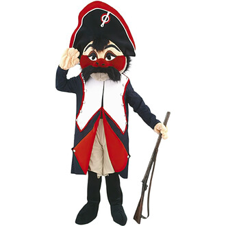 Mascotte représentant un gendarme, habillée d'un costume avec un chapeau rouge et noir, un manteau blanc et bleu avec des accents rouges, et portant un fusil dans une main. La mascotte fait un geste de salut avec l'autre main.