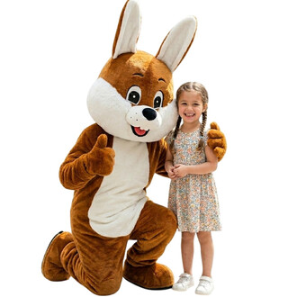 Mascotte lapin brun en peluche avec de grandes oreilles blanches posant avec une jeune fille souriante sur fond blanc.