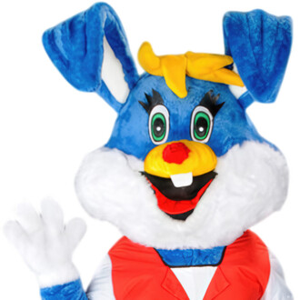 Mascotte de lapin cartoon avec un pelage bleu, un large sourire, des oreilles tombantes, et des yeux verts. Elle porte une veste rouge et fait un geste de salutation de la main.