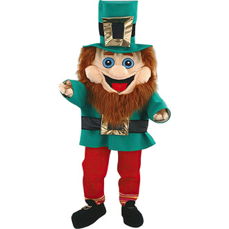 Mascotte Leprechaun vêtue d'un costume vert avec un grand chapeau, une ceinture noire et un pantalon rouge. Elle a une large bouche souriante, des yeux ronds et une barbe en peluche. La mascotte semble joyeuse et accueillante, prête à divertir.