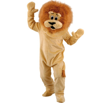 Mascotte de lion en costume complet, avec une tête de lion en peluche, une crinière fournie, un corps beige, des gants et des pieds rembourrés. Elle adopte une pose joyeuse, levant les bras et souriant.