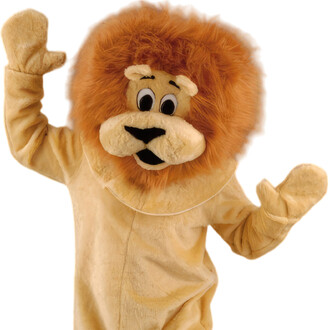 Mascotte de lion portant un costume jaunâtre avec une grande tête à fourrure orange, des yeux ronds et une bouche souriante, levant une main en signe de bienvenue. Le corps du costume est également beige, créant un aspect amusant et engageant.