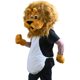 Mascotte Léo le Lion, costume de lion orange avec une grande crinière, visage souriant et tablier blanc porté sur un t‑shirt noir.