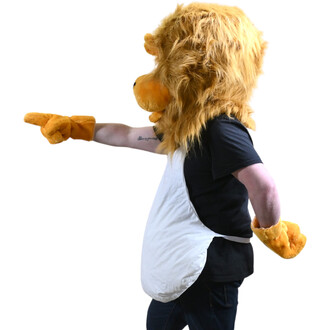 Mascotte Léo le Lion en costume orange avec crinière épaisse, portant des gants orange et un tablier blanc sur un t-shirt noir, de profil en train de pointer du doigt.