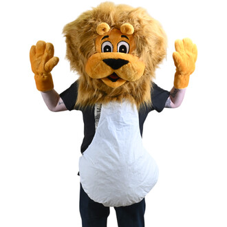 Mascotte Léo le Lion en costume, crinière dorée et visage souriant, bras levés avec des mains en peluche orange, porte un tablier bleu clair sur un t-shirt noir, fond blanc.