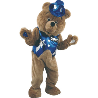 Mascotte ours habillé en magicien, portant un chapeau bleu décoré et une veste bleue brillante avec des motifs d'étoiles et le chiffre 2000. L'ours adopte une pose amicale avec les bras légèrement levés, prêt à divertir.