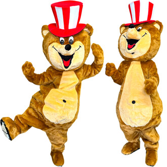 Mascotte ours en costume amusant, portant un chapeau haut-de-forme rouge et blanc, avec un sourire joyeux. Le personnage pose de manière dynamique, un bras levé et une patte levée, illustrant une attitude ludique.