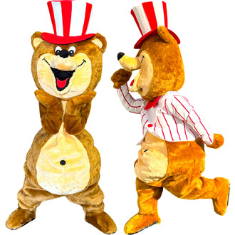 Mascotte Ours Rigolo, costume d'ours avec chapeau haut de forme rayé rouge et blanc, affichant une expression joyeuse. À gauche, l'ours se tient droit avec les bras levés, et à droite, il court tout en souriant, vêtu d'une chemise à rayures. Ideal pour di