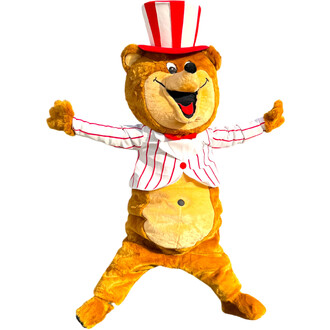 Mascotte Ours Rigolo présentant un ours souriant dans un costume de spectacle, avec un chapeau haut de forme rouge à rayures blanches et une veste blanche à rayures rouges. L'ours est en position joyeuse, les bras ouverts, dans un décor clair.