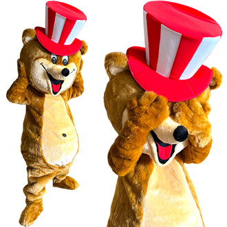 Mascotte en costume d'ours rigolo avec un chapeau rayé rouge et blanc, tenant ses mains sur son visage. Caracteristique d'un sourire amical et une posture joueuse, sur fond blanc.