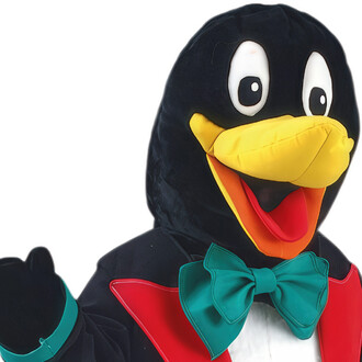 Un costume représentant un pingouin souriant portant un nœud papillon turquoise et une veste rouge. Le pingouin a une grande tête avec des yeux ronds et un bec jaune, et semble saluer de la main.