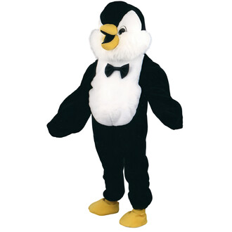 Mascotte en costume de pingouin serveur, avec un pelage noir et blanc, portant un nœud papillon noir et des pieds jaunes. Le pingouin est positionné debout, les bras écartés, avec une expression amicale.