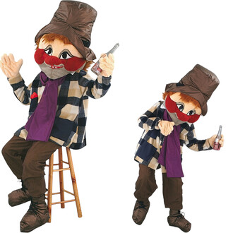 Mascotte Pochtron en pleine action, assise sur un tabouret à gauche, avec une grande tête et des traits expressifs, portant un chapeau marron et des lunettes de soleil, vêtu d'une chemise à carreaux et d'une écharpe violette, tenant une bouteille. À droit