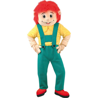 Mascotte Poil de Carotte, déguisement amusant avec une grande tête à cheveux rouges, portant un t-shirt jaune, des bretelles vertes et un pantalon turquoise, se tenant debout avec les mains sur les hanches.