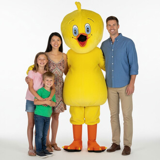 Une mascotte poussin jaune au design ludique se tient au centre, entourée d'une femme, d'un garçon et de deux enfants souriants. La femme porte une robe à motifs, tandis que l'un des enfants est habillé en rose et l'autre en vert. Le groupe pose sur un fo