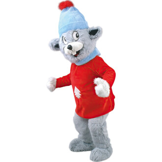 Mascotte de rat skieur en costume, avec un pelage gris et une grande tête expressive. Elle porte un bonnet bleu avec un pompon rouge et un pull rouge décoré d'un motif d'arbre blanc. La mascotte est en posture joyeuse et dynamique.