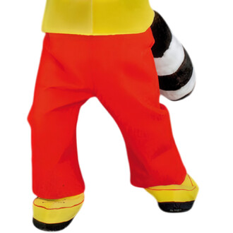 Détails d'un costume de raton laveur cartoon, montrant le bas du corps avec un haut jaune, un pantalon rouge vif et des grosses chaussures jaunes. Le costume est complet avec une queue de raton laveur visible.