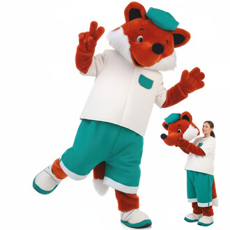 Mascotte Renard Sacripan en costume de renard orange avec un haut blanc et un short vert, faisant un signe de paix avec une main, tandis qu'une personne à côté tient la tête de costume.