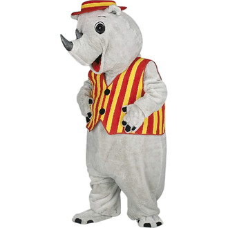 Mascotte de rhinocéros en costume gris avec un chapeau rouge et un gilet rayé jaune et rouge. Elle se tient debout avec un sourire accueillant, main sur les hanches, et a des pattes noires en bas.