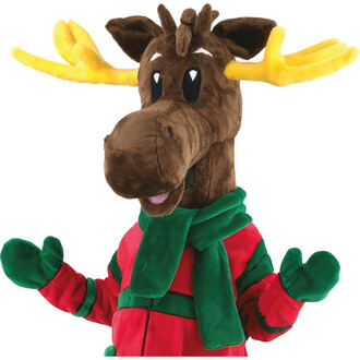 Mascotte Rudolphe le Renne, costume en peluche brun avec des bois jaunes, un large sourire et des yeux noirs. Il porte une écharpe verte et un costume rouge avec des détails verts, en position accueillante.