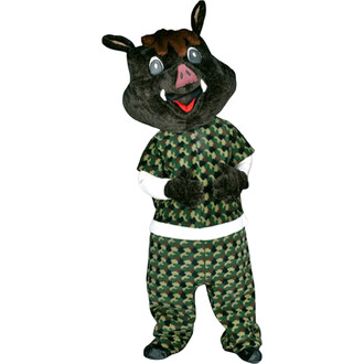 Costume de mascotte représentant un sanglier, avec un masque caricatural, un t-shirt et un pantalon au motif camouflage. La mascotte a des gants noirs et se tient en position debout, affichant un sourire amical.