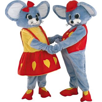 Deux personnages de mascottes souris se tenant par la main. L'un porte une robe jaune avec une jupe rouge décorée de cœurs, tandis que l'autre est habillé d'une veste rouge avec des boutons jaunes et un chapeau rouge. Ils ont de grandes oreilles et des vi