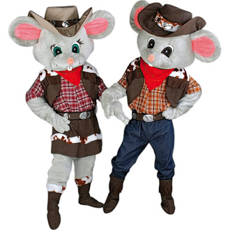 Costumes de souris Cowboy et Cowgirl, avec un chapeau de cow-boy, des chemises à carreaux et des bandanas rouges, posant ensemble.