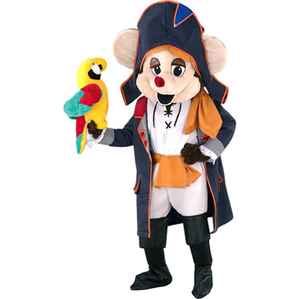 Mascotte représentant une souris pirate, portant un grand chapeau bleu avec détails orange, un manteau noir et orange, et tenant un perroquet coloré dans sa main. Son visage souriant, avec un nez rouge et de grandes oreilles, est mis en avant.